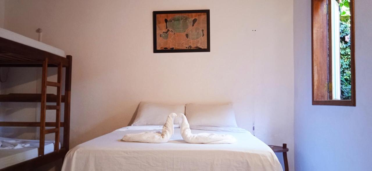 Novos Baianos Hostel E Pousada Порту-Сегуру Экстерьер фото A bed with a towel animal