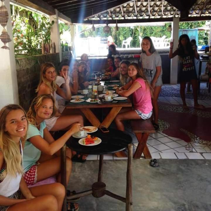 Novos Baianos Hostel E Pousada Порту-Сегуру Экстерьер фото Foreign tourists in Mirissa