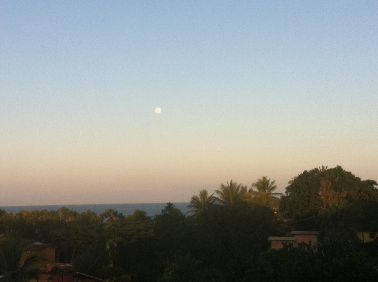 Novos Baianos Hostel E Pousada Порту-Сегуру Экстерьер фото Moon over the Mediterranean Sea